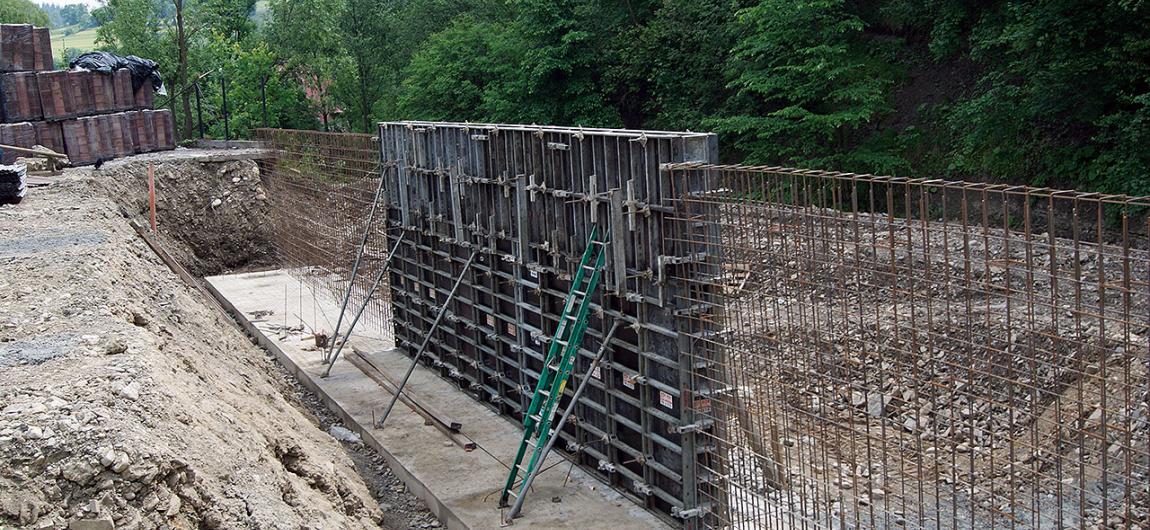 Budowa muru oporowego w Suchem