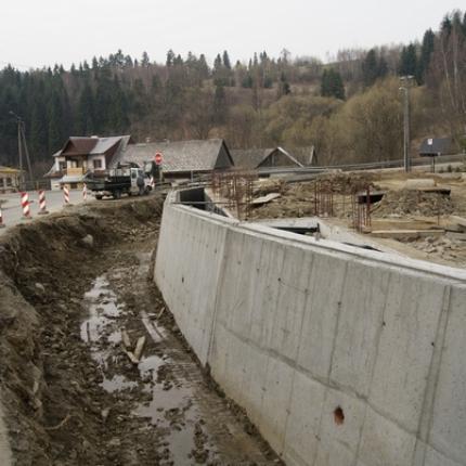 Construction of a retaining wall near Krościenko