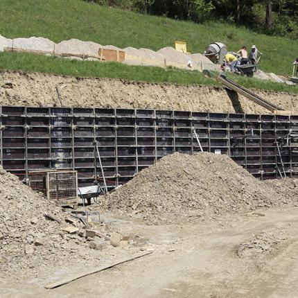 Budowa muru oporowego - szalunkek ścienny Midi Box